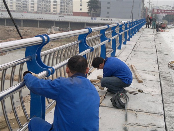 濮阳不锈钢桥梁护栏除锈维护的重要性及其方法