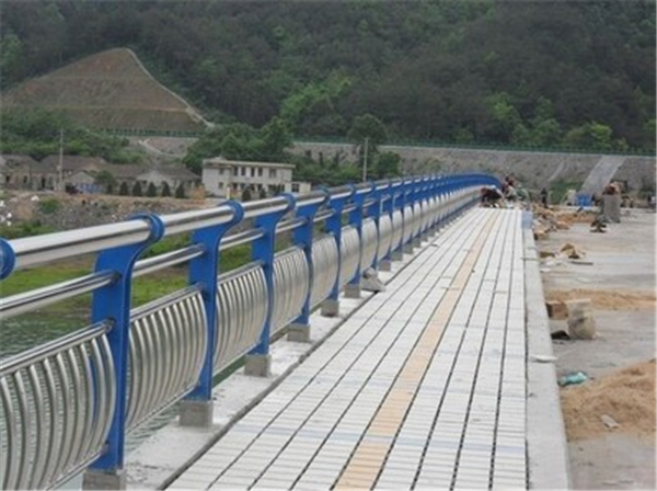 濮阳不锈钢桥梁护栏的特性及其在现代建筑中的应用