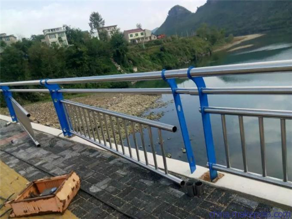 濮阳不锈钢复合管护栏是一种卓越的防护材料